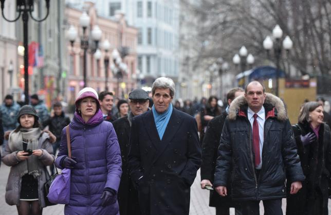 Kerry takes a stroll down Moscow's Arbat Street (Video)