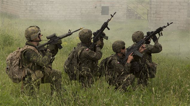  Sgt. Frederik Essiambre (left), an engineer of 5 Combat Engineer Regiment deployed to Poland as part of the Operation REASSURANCE Land Task Force (LTF), participates in an urban assault alongside a Polish Army section during Exercise ANAKONDA, in Wedrzyn, Poland on June 9, 2016.