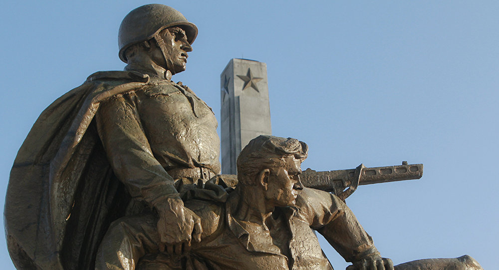 Polish Ex-PM Miller to Sputnik: Russophobia Becomes...