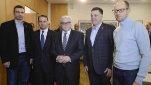 Oleh Tyahnybok (2nd from right) with German Foreign Minister Steinmeier (center)