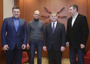 Oleh Tyahnybok with (L to R) PM Arseniy Yatsenyuk, then-Canadian Foreign Minister John Baird, Kyiv Mayor Vitali Klitschko (Keystone photo)