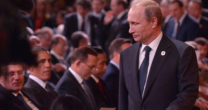 Russia's President Vladimir Putin (R) arrives as (L-R) Canada's Prime Minister Stephen Harper and US President Barack Obama look on during the G20 Summit welcome country ceremony at the Brisbane Convention and Exhibition Center on November 15, 2014 in Brisbane