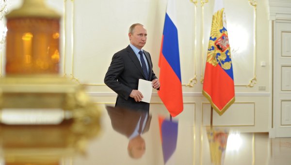 Putin Warns of Ukrainian Default, Urges Talks