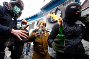 Peaceful protesters in Kyiv prapering another assault on Berkut police units.