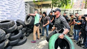 Ukrainian extremists calmly gather more tires at offices and studios of Inter TV in Kyiv following Sept 4 arson attack (UNIAN photo)